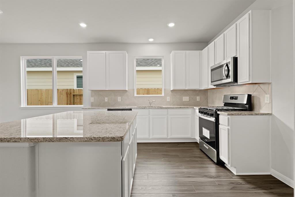 16928 Hazelnut Drive, Conroe, Texas image 3