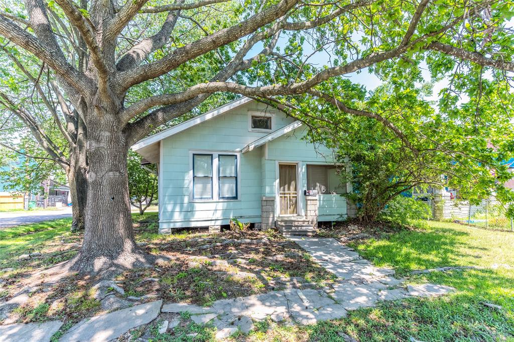 Photo 1 of 19 — 212 Northwood Street, Houston, TX 77009