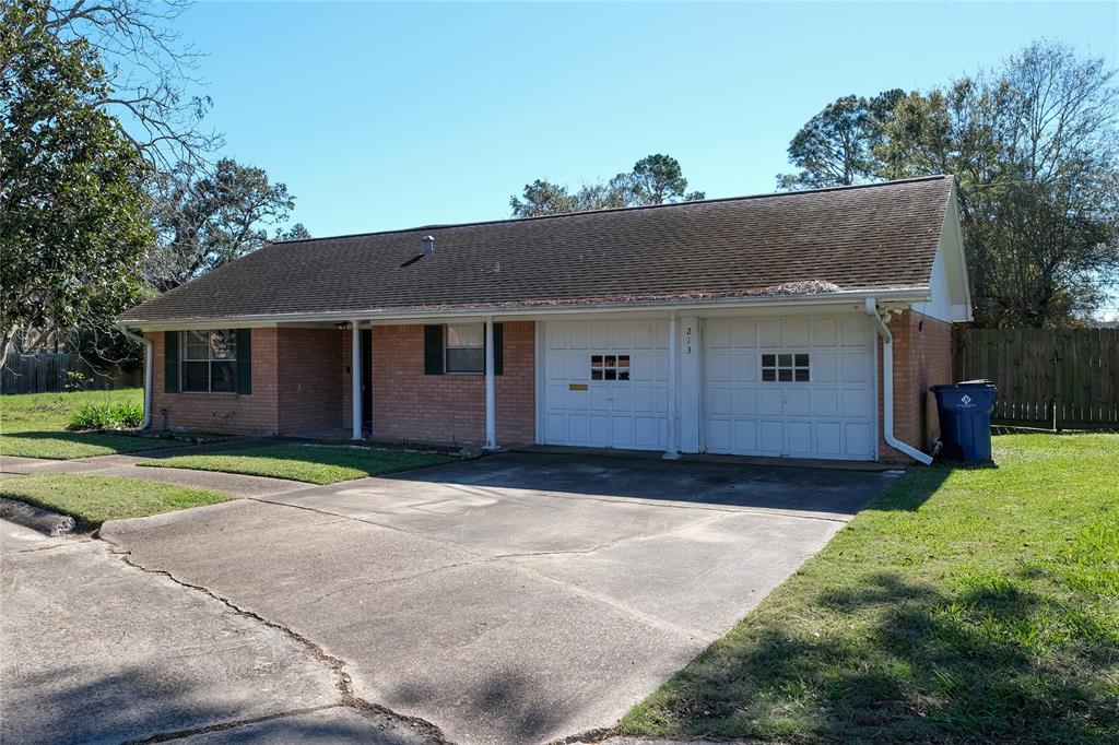 213 Anglewood Courts, Angleton, Texas image 1