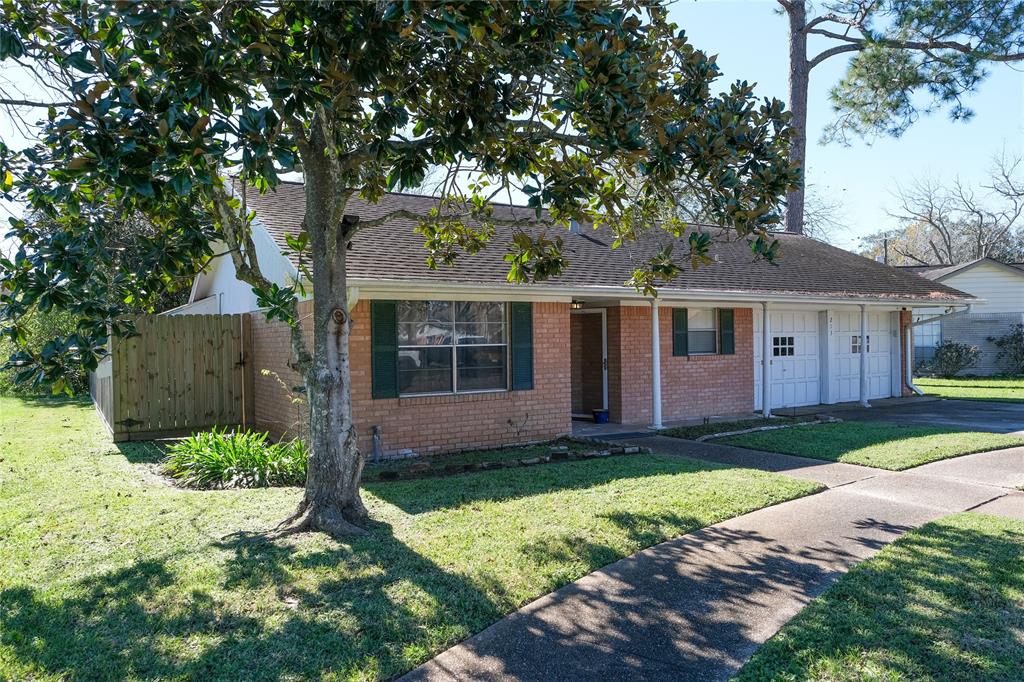 213 Anglewood Courts, Angleton, Texas image 2