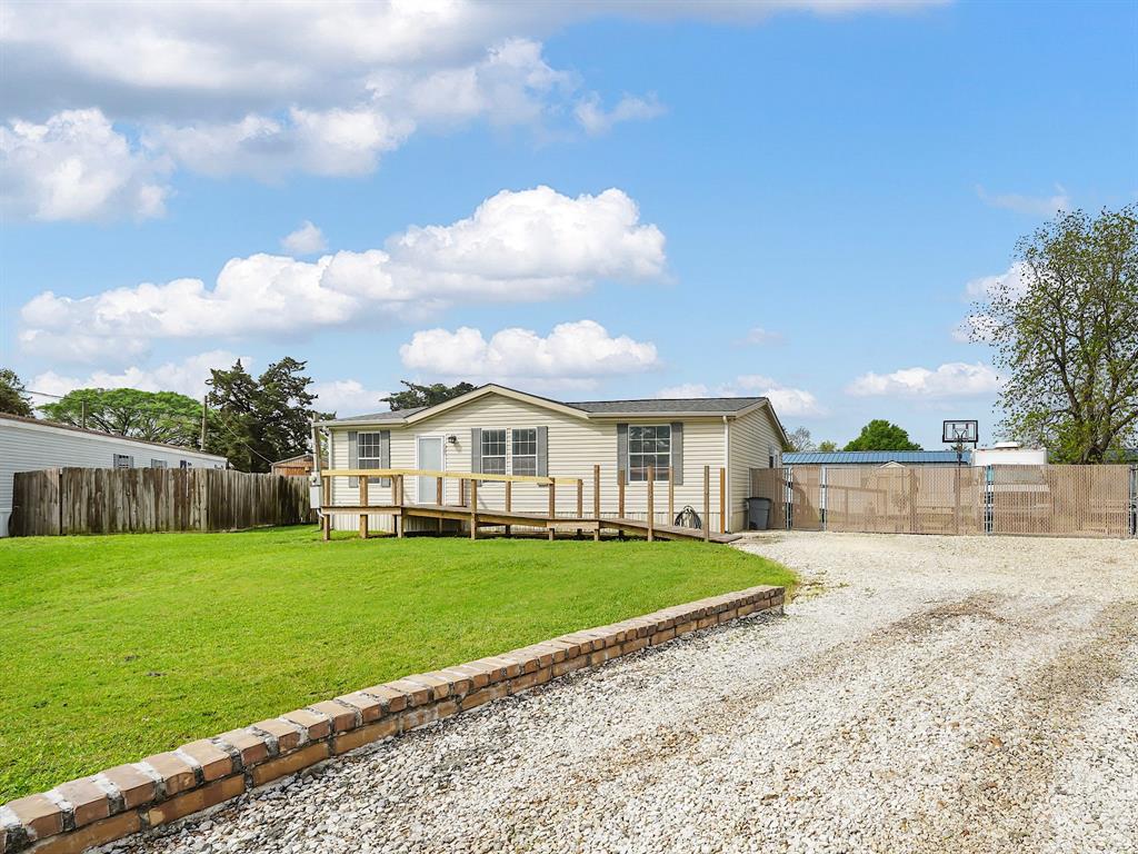 622 Golden Bend Drive, Highlands, Texas image 2