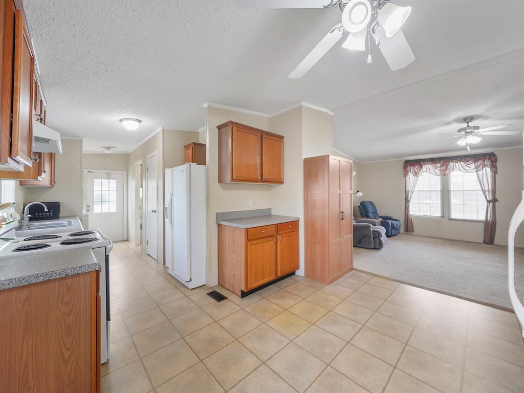 622 Golden Bend Drive, Highlands, Texas image 8