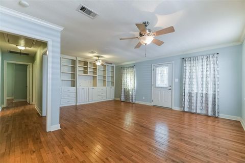 Single Family Residence in Galveston TX 5520 Menard Avenue 3.jpg