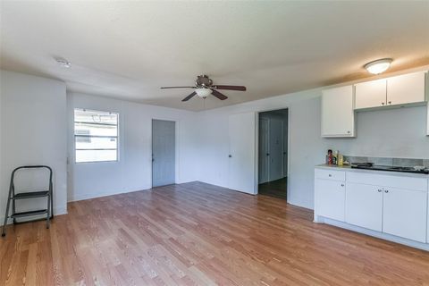 Single Family Residence in Galveston TX 5520 Menard Avenue 24.jpg