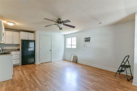 Single Family Residence in Galveston TX 5520 Menard Avenue 22.jpg