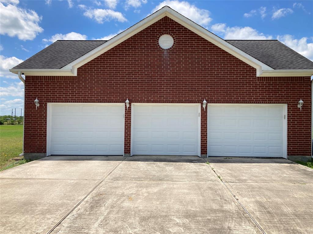2709 Flores Bayou Bridge Road, Angleton, Texas image 9