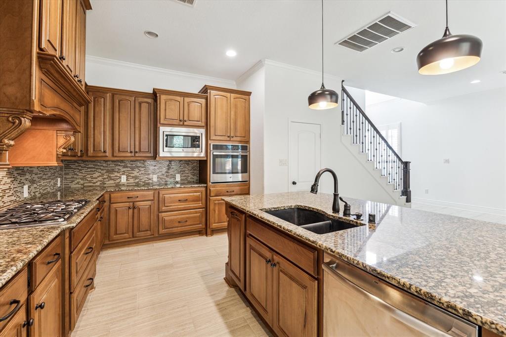 35 Daffodil Meadow Place, Tomball, Texas image 12