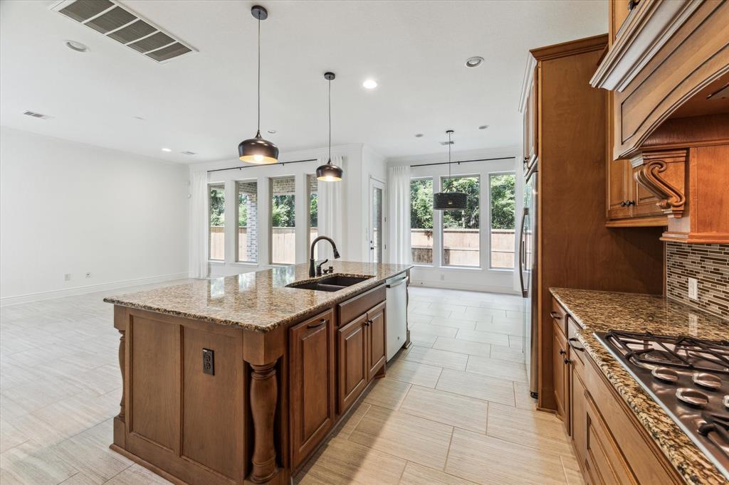 35 Daffodil Meadow Place, Tomball, Texas image 13