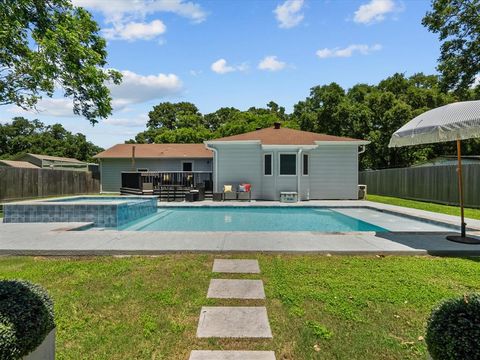 A home in Bacliff