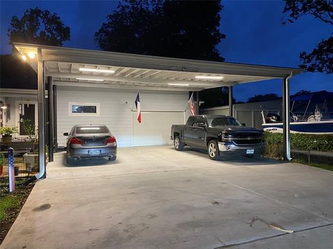 A home in Bacliff