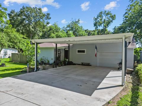 A home in Bacliff