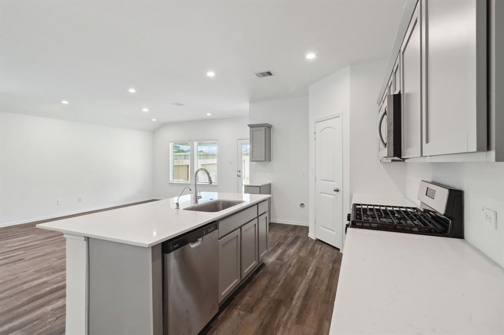 40945 Seasoned Oak Lane