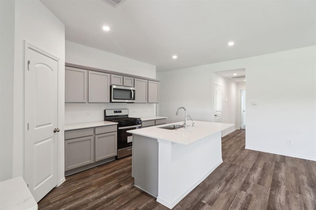 40945 Seasoned Oak Lane