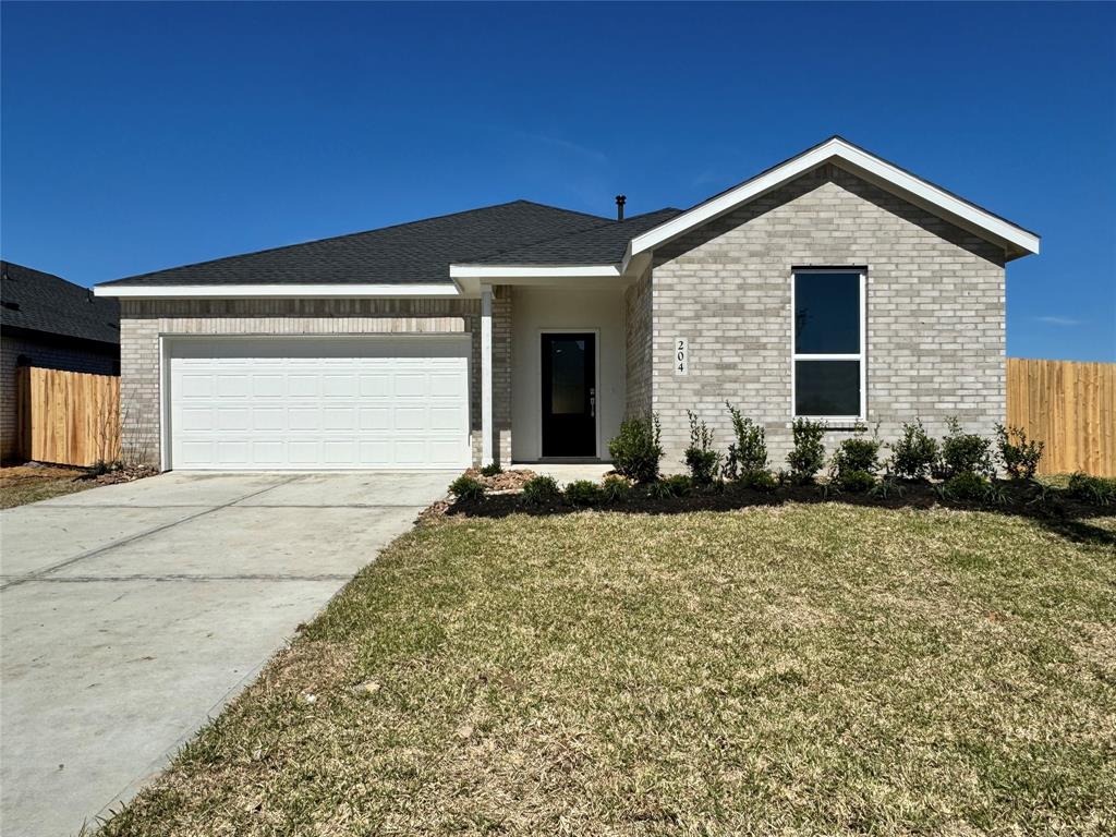 204 Amy Street, Angleton, Texas image 1