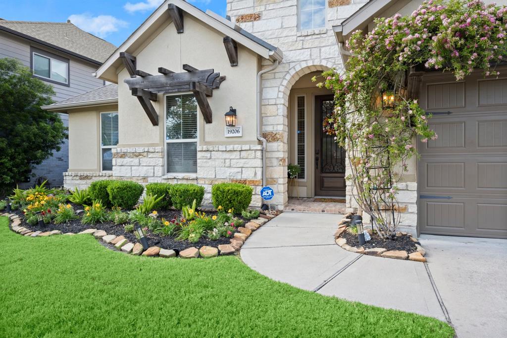 19206 Greenview Glen Drive, Cypress, Texas image 2