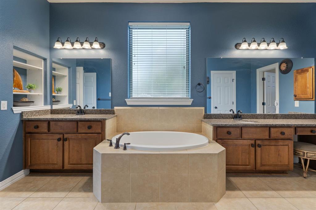 7659 Ikes Tree Drive, Spring, Texas image 21