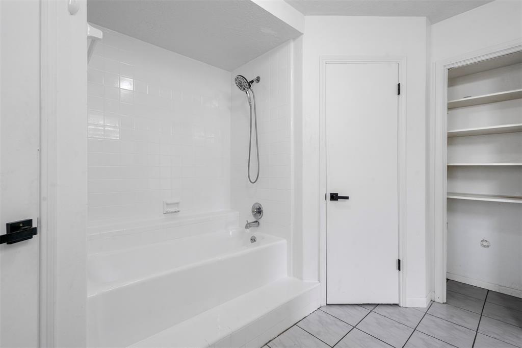 3809 Trailwood Drive, Baytown, Texas image 13