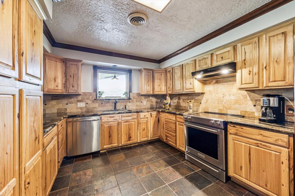 603 Terri Lane, Pinehurst, Texas image 11