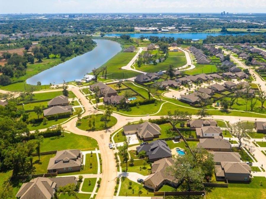 109 Water Grass Trail, Clute, Texas image 9
