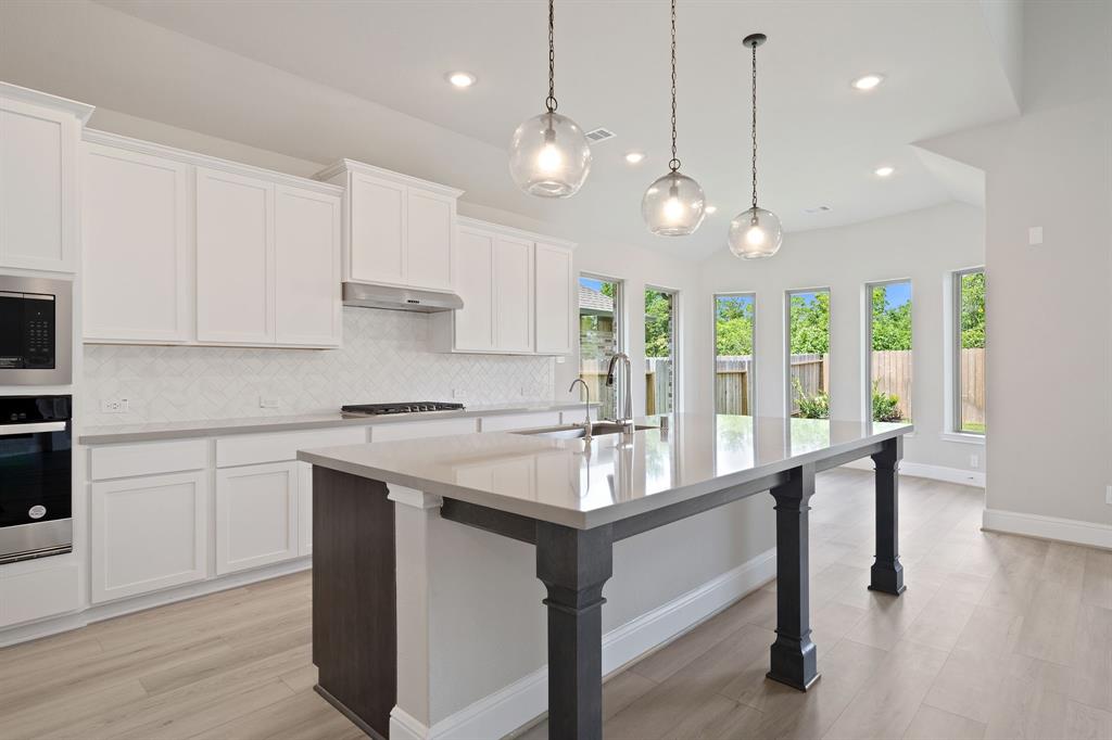 910 Hooks Trail