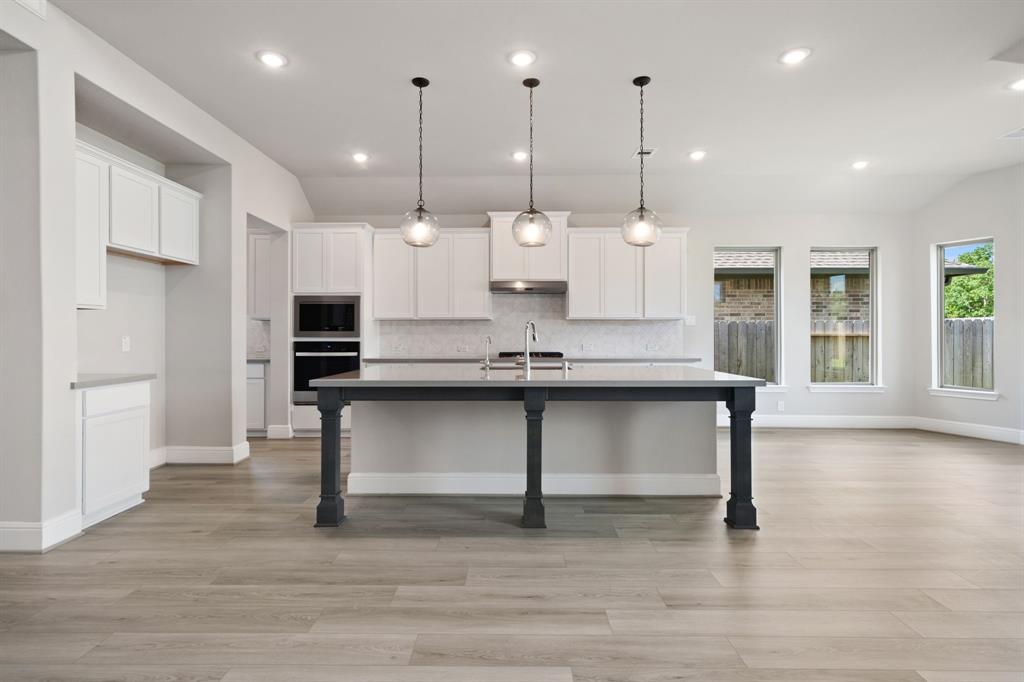 910 Hooks Trail