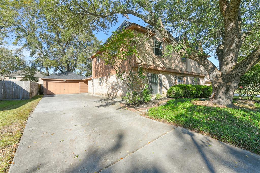 7719 12th Fairway Lane, Humble, Texas image 2