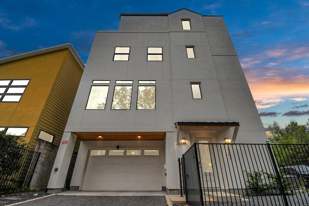 2303 Yupon Street, Houston, Texas image 2