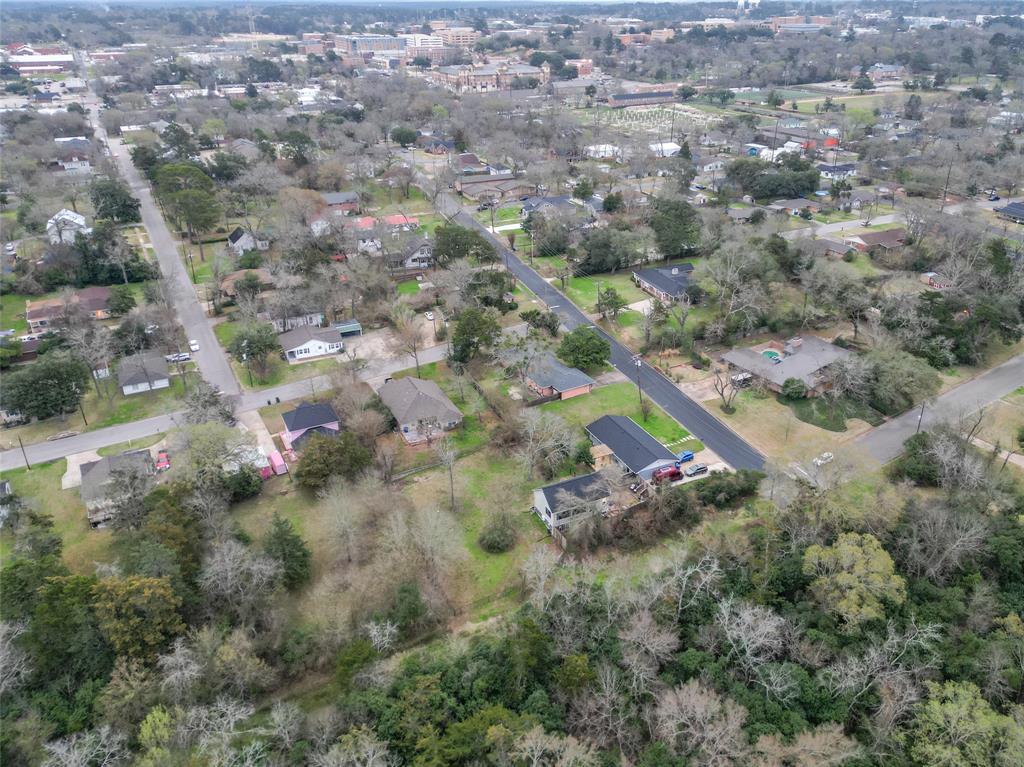 1406 Avenue Q, Huntsville, Texas image 34