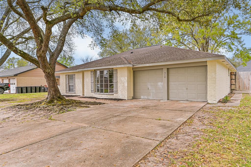 512 Stoneledge Drive, Friendswood, Texas image 2