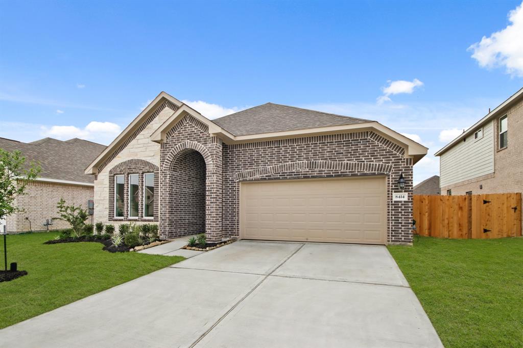 8414 Hunterwyck Lane, Baytown, Texas image 2