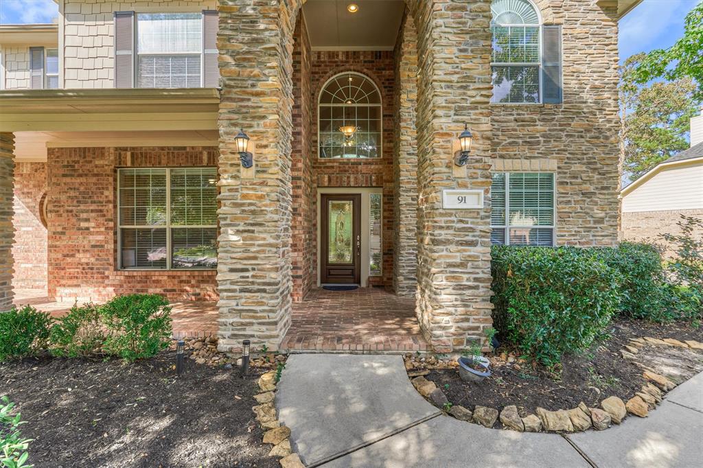 91 S Bardsbrook Circle, The Woodlands, Texas image 2