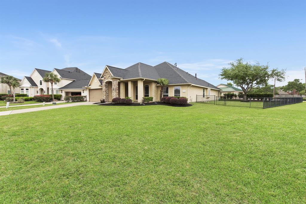 3921 Breezeway Court, Seabrook, Texas image 2