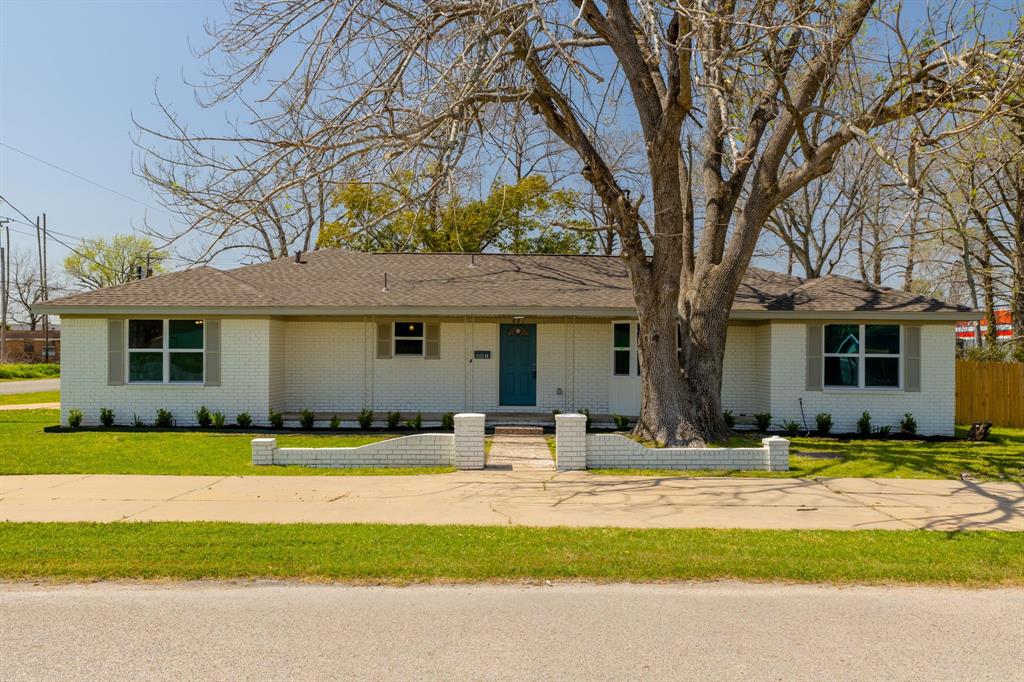 801 Chenango Drive, Angleton, Texas image 2