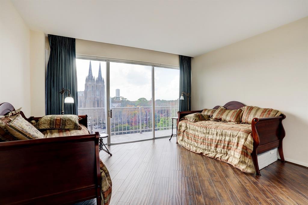 5050 Woodway Drive #5G, Houston, Texas image 3
