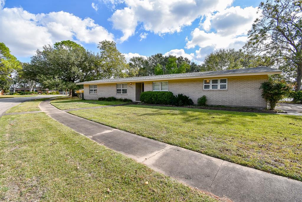 309 Town And Country Drive, El Campo, Texas image 2