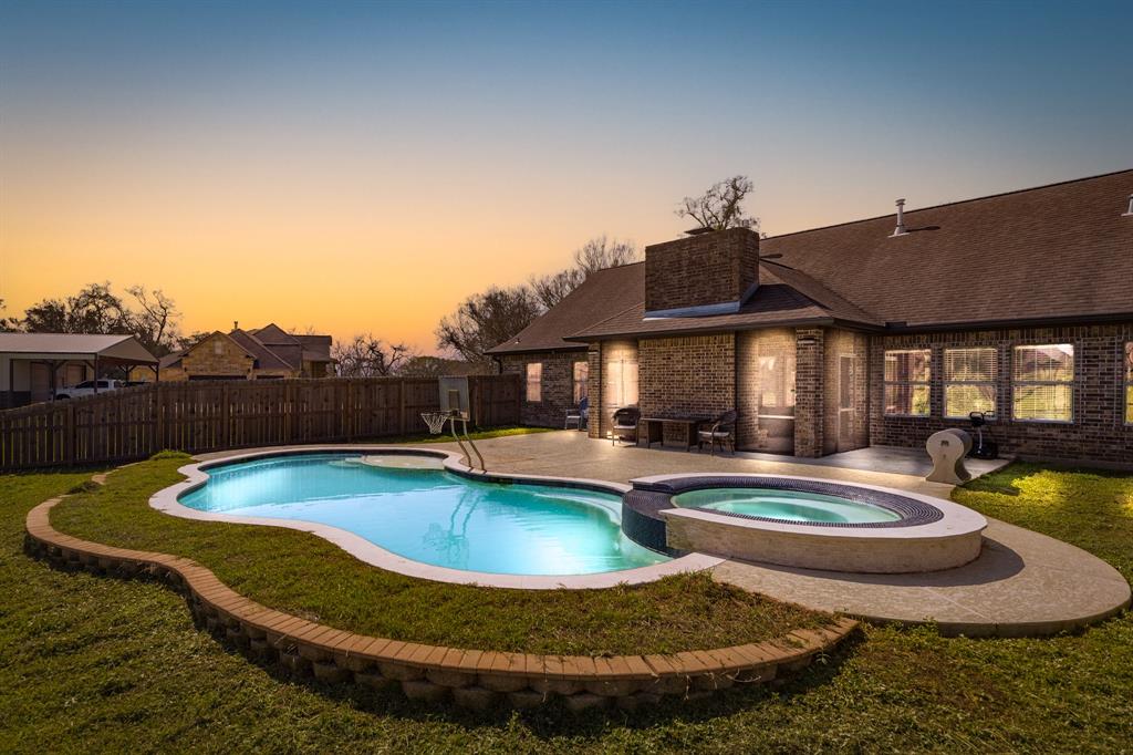 738 Stallion Circle, Angleton, Texas image 10