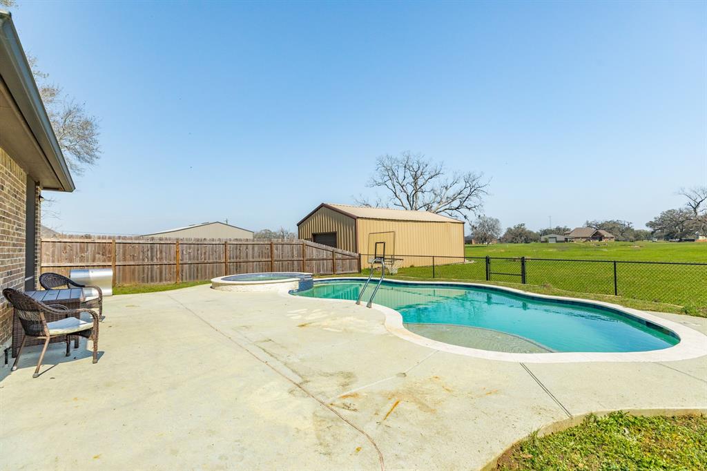 738 Stallion Circle, Angleton, Texas image 16