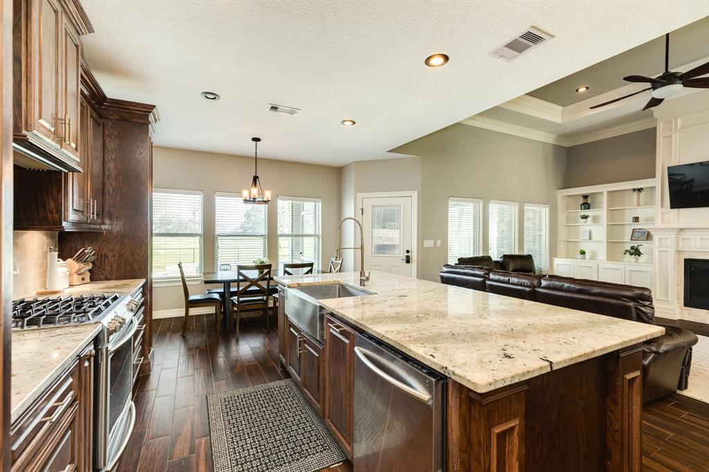 738 Stallion Circle, Angleton, Texas image 24