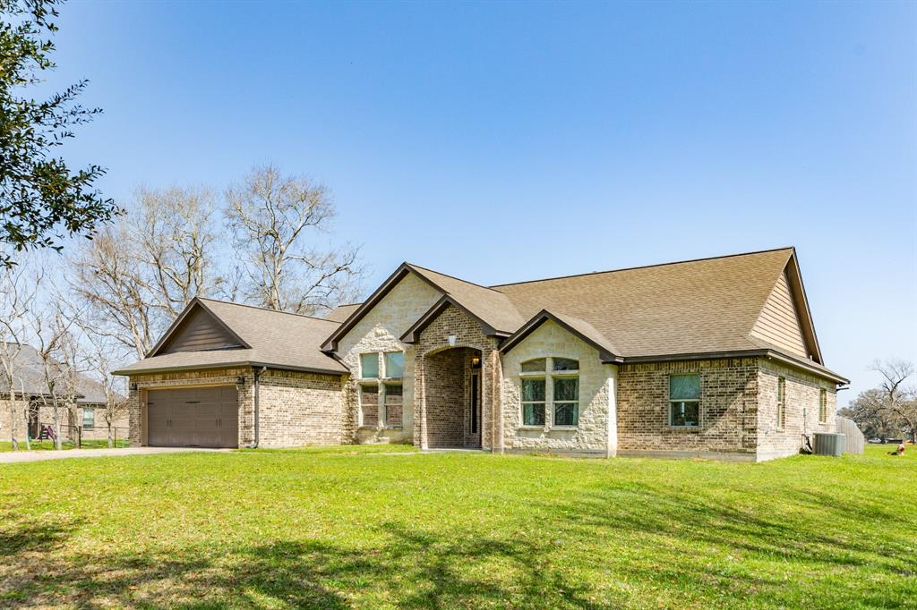 738 Stallion Circle, Angleton, Texas image 3