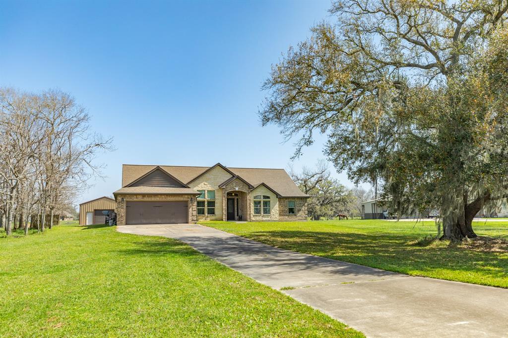 738 Stallion Circle, Angleton, Texas image 1