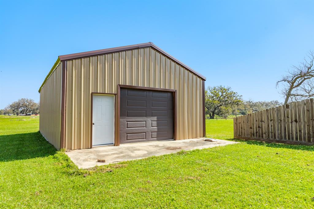 738 Stallion Circle, Angleton, Texas image 7