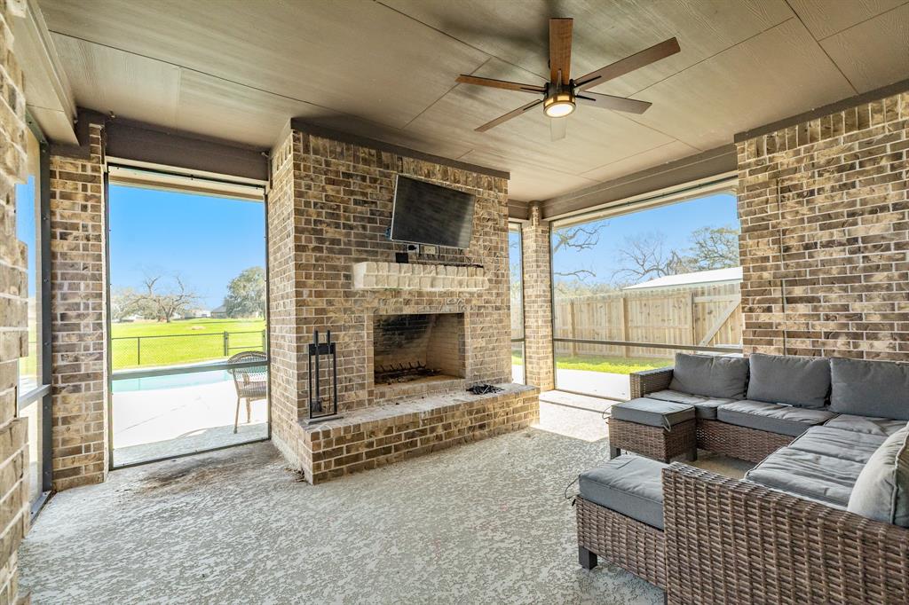 738 Stallion Circle, Angleton, Texas image 14