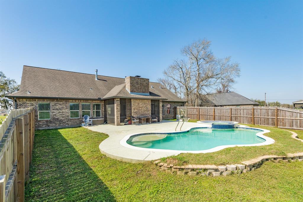 738 Stallion Circle, Angleton, Texas image 11