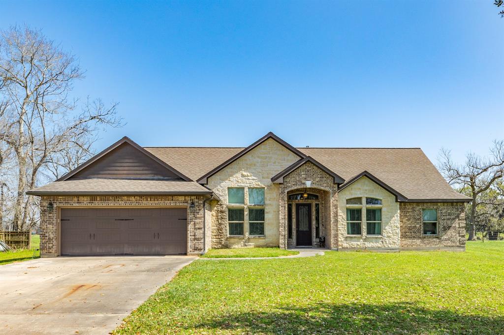 738 Stallion Circle, Angleton, Texas image 2