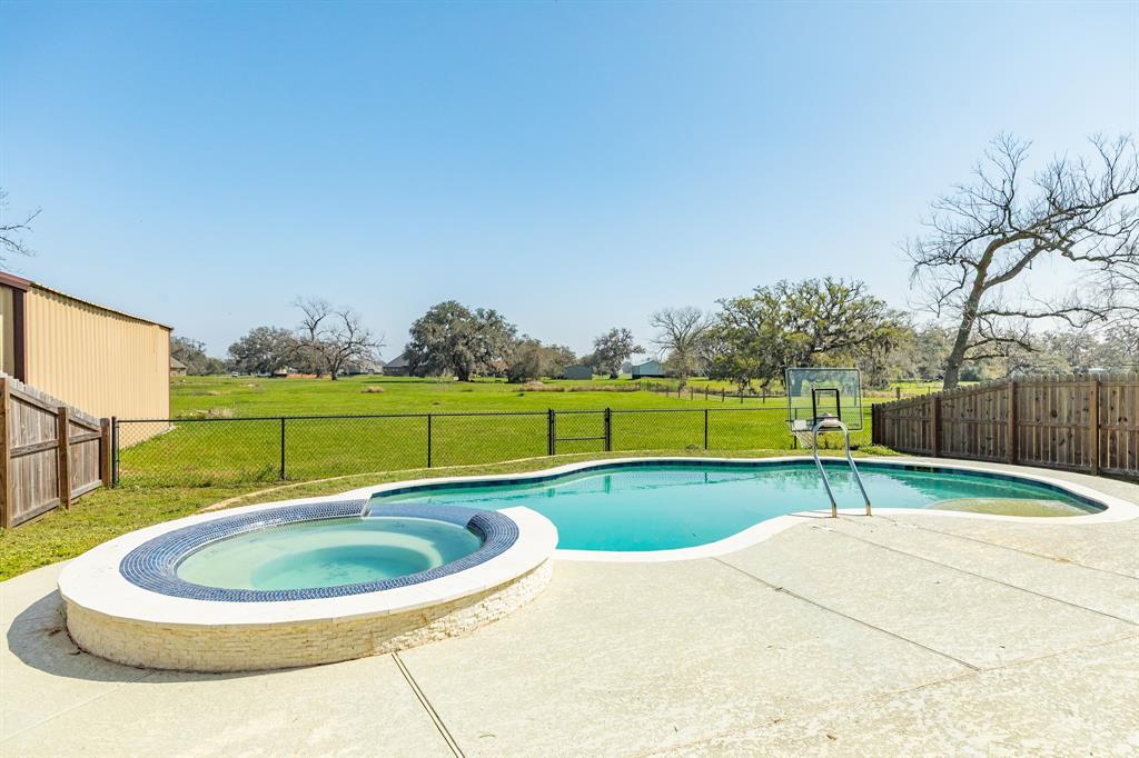 738 Stallion Circle, Angleton, Texas image 12