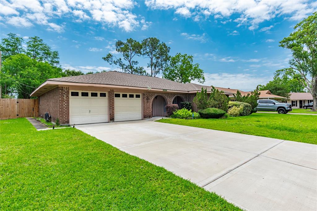 607 S Heather Lane, Friendswood, Texas image 2