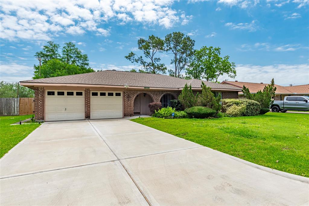 607 S Heather Lane, Friendswood, Texas image 1