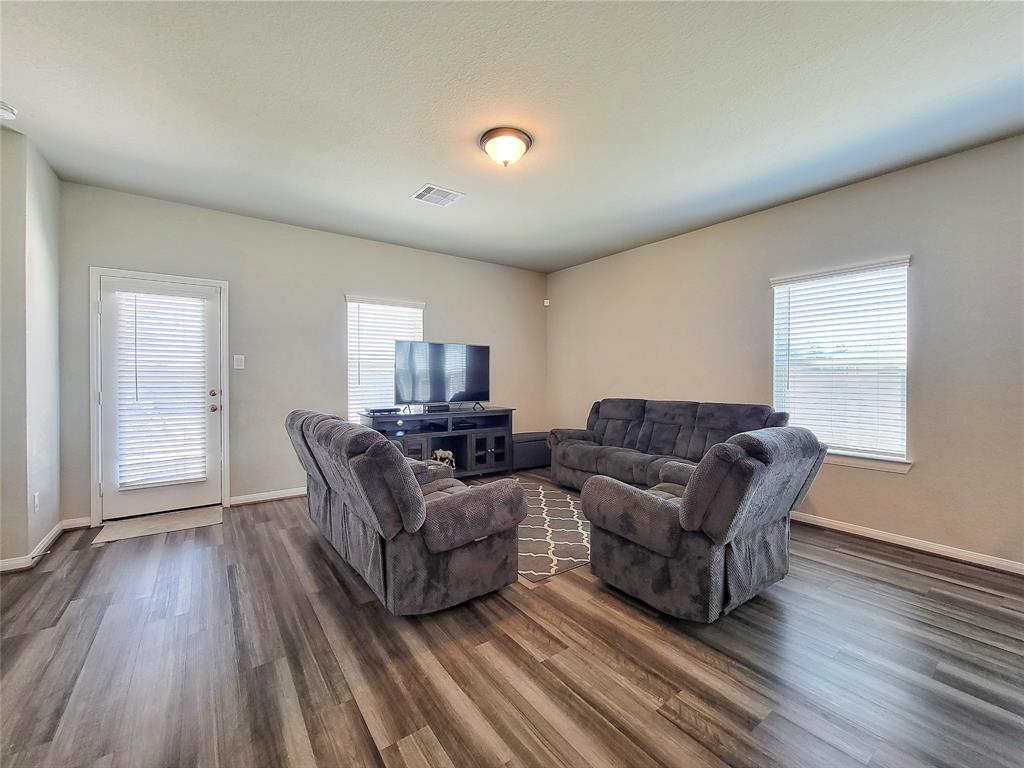 2211 E Winding Pines Drive, Tomball, Texas image 13