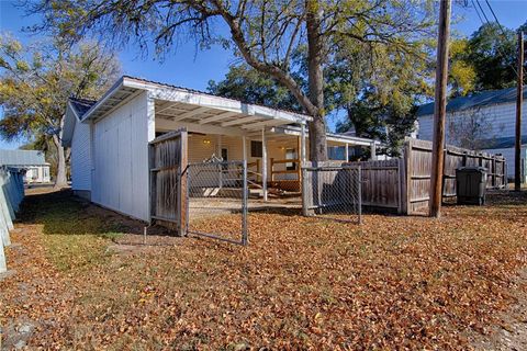 A home in Schulenburg