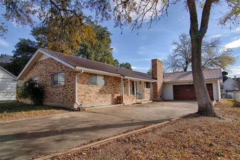 A home in Schulenburg